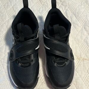 Nike team hustle basketball shoes, black, size 2.5 y. Barely worn.